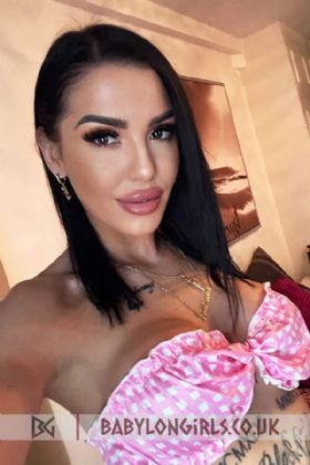 5ft 11, 34C, splendid brunette Lara 