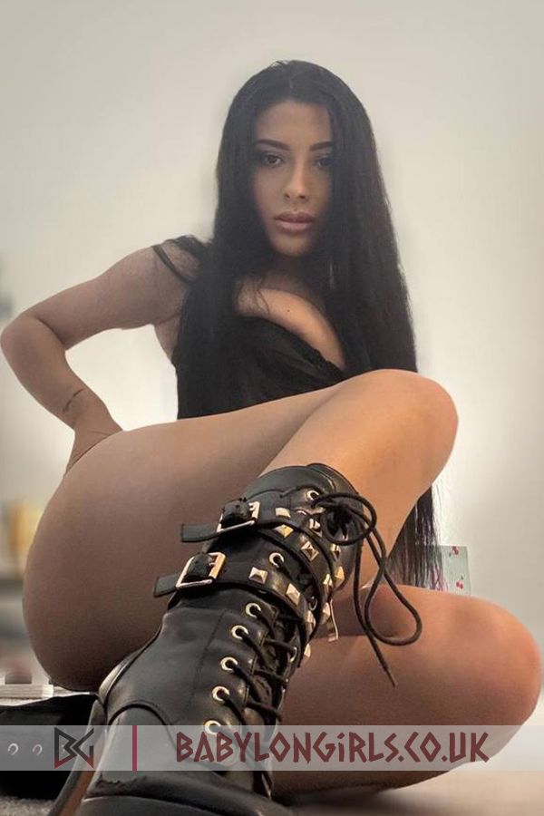 Raven feminine brunette, 34C