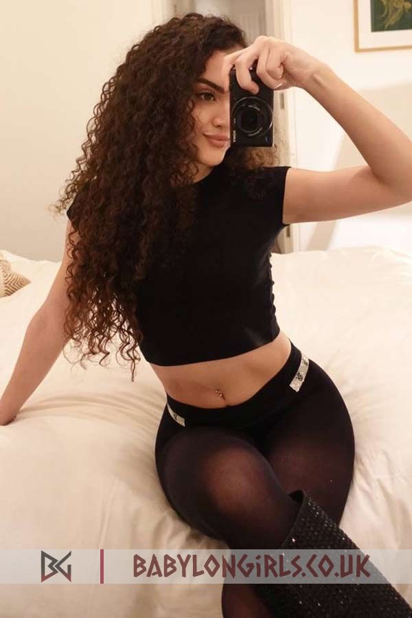 Latifa friendly brunette, 32A