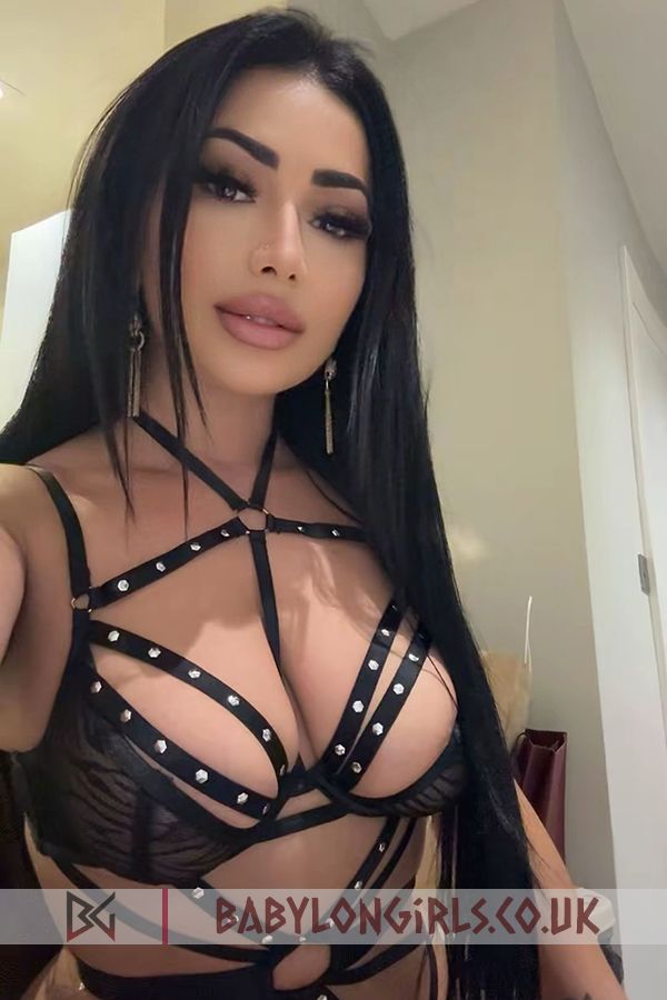 Kamia , 36D, refined brunette 26 yrs