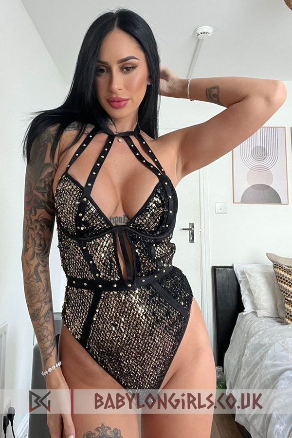 5ft 4, 34C, active brunette Zari