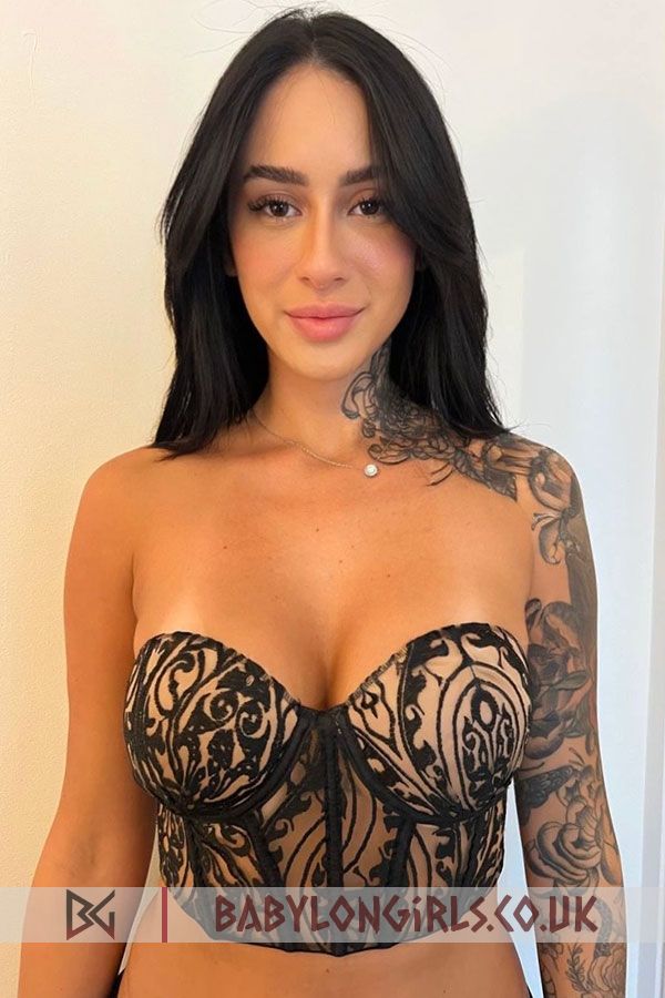 5ft 4, 34C, advanced brunette Zari