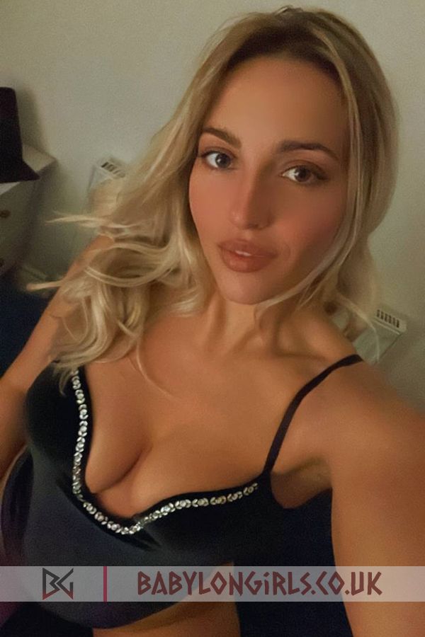 Trendy Blanca blonde 5ft 6, 34C