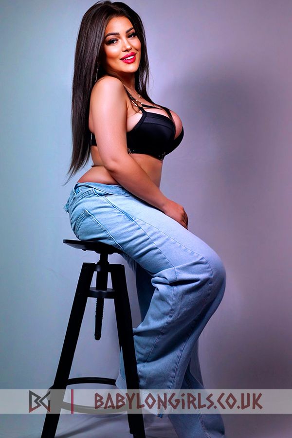 Aris  fine brunette, 34E