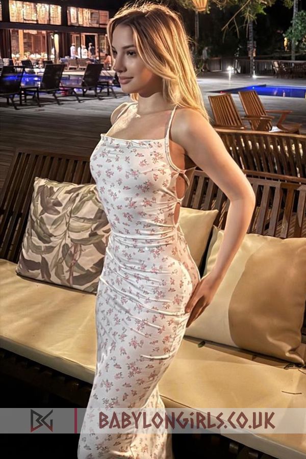 5ft 3, 34B, hot blonde Lasmine