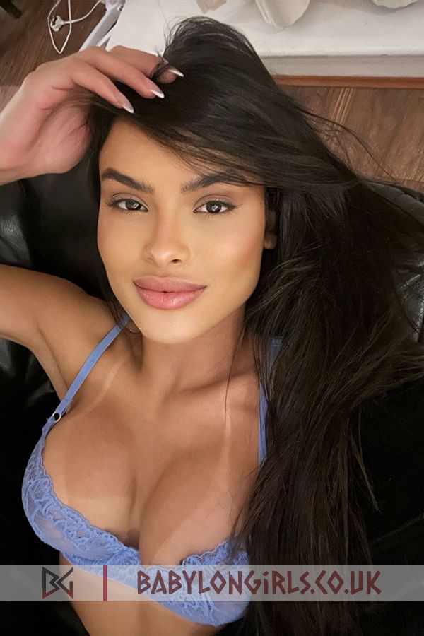 Discreet brunette Eniola 