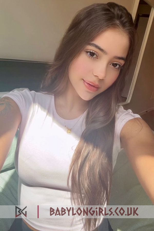 Warm lady brunette Cariba 