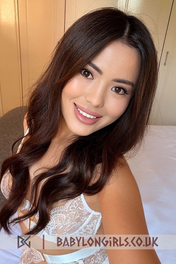 23 yrs Senim smart brunette, 34B