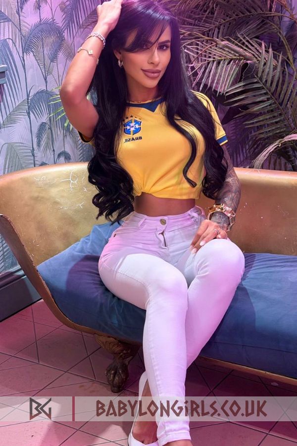 28 yrs Karassa gorgeous brunette, 34C