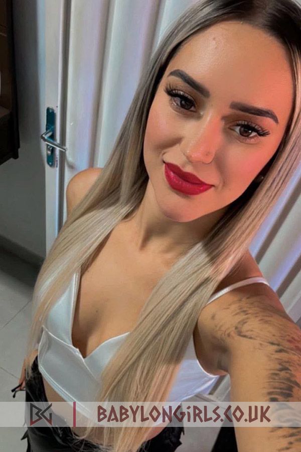 5ft 4, 34C, discreet blonde Saga 