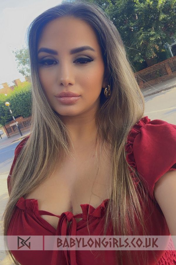 Prestigious Carolina blonde 5ft 7, 36B