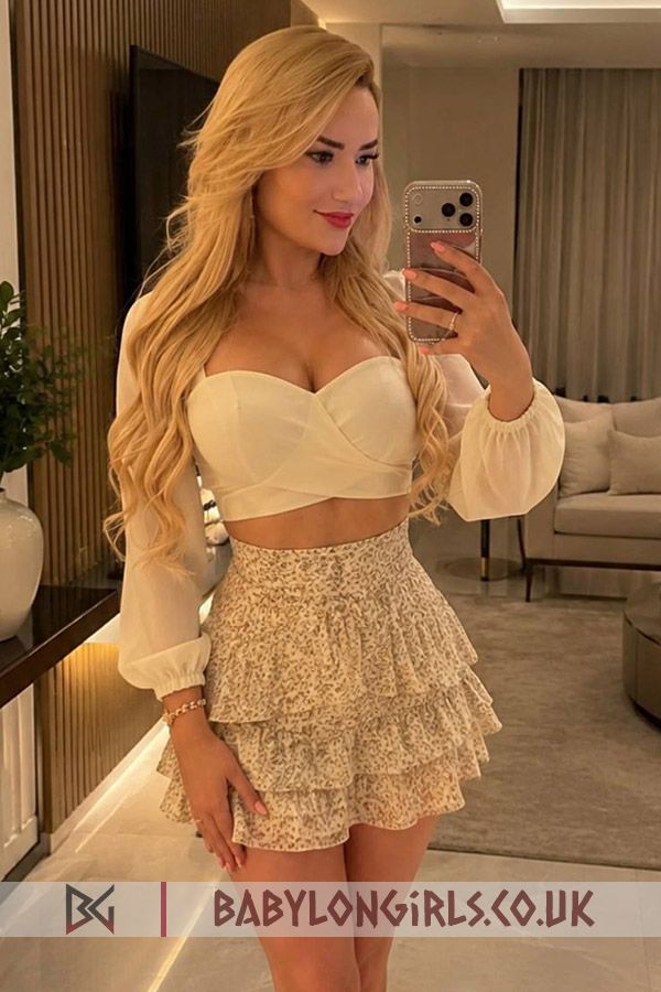 Model blonde Elizabeth  