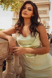 5ft 6, 34B, impressive brunette Francisca