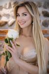 5ft 7, 34B, beauteous blonde Essie