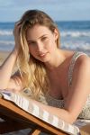 Sizzling blonde Thaena 